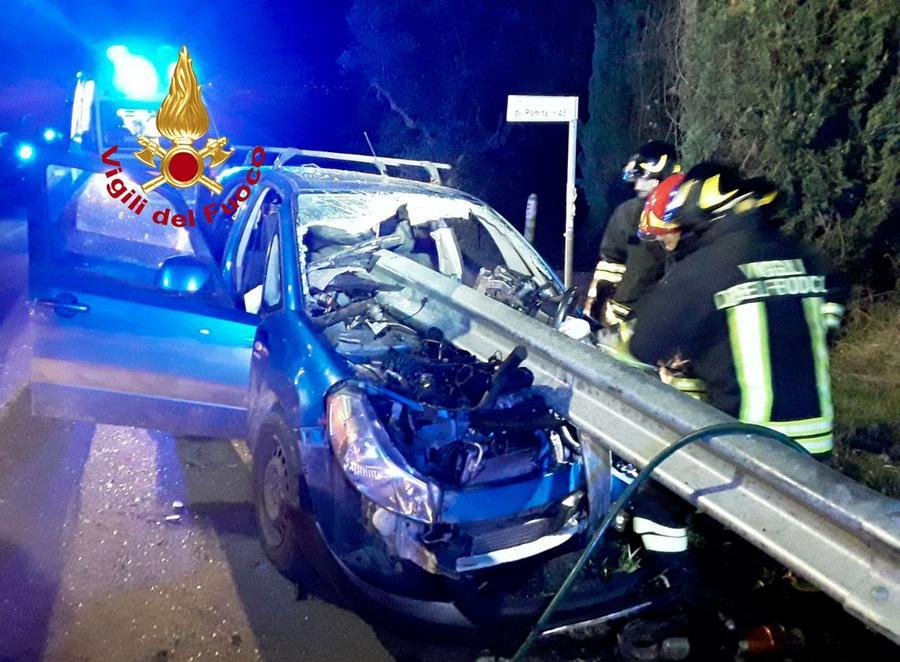 Auto Sbanda E Si Schianta Contro Il Guard Rail: Tagliata A Metà Dalle ...